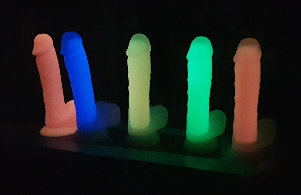 BOOM-Svetluska-dildo-svitici-ve-tme-22cm-6 BOOM Světluška dildo svítící ve tmě 22cm