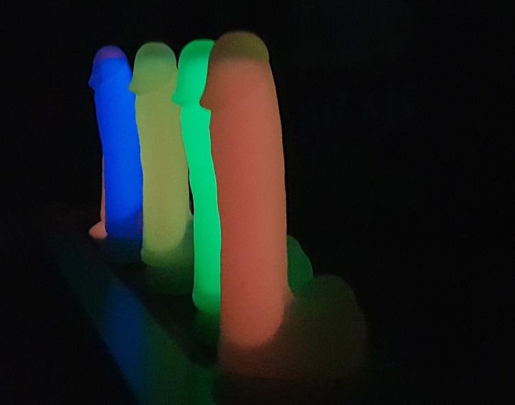 BOOM-Svetluska-dildo-svitici-ve-tme-22cm-8 BOOM Světluška dildo svítící ve tmě 22cm