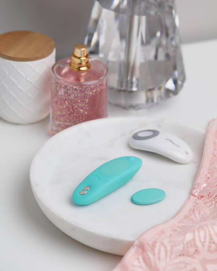 We-Vibe-Moxie-magneticky-Vibrator-do-kalhotek-Aqua-12 We-Vibe Moxie magnetický Vibrátor do kalhotek Aqua