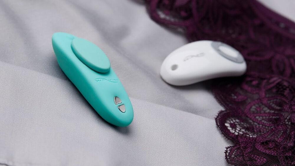 We-Vibe-Moxie-magneticky-Vibrator-do-kalhotek-Aqua-8 We-Vibe Moxie magnetický Vibrátor do kalhotek Aqua