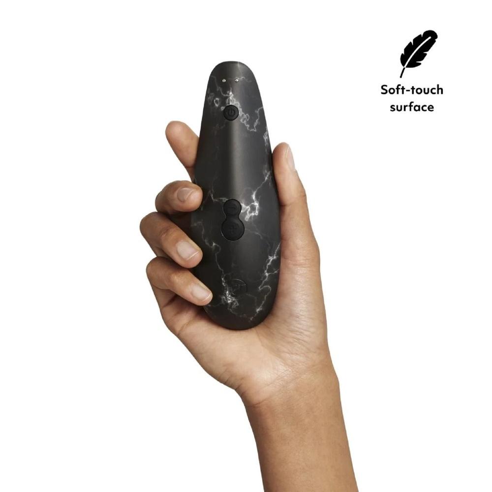 Womanizer-Marilyn-Monroe-stimulator-klitorisu-Black-Marble-8 Womanizer Marilyn Monroe stimulátor klitorisu - Black Marble